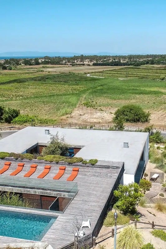 Uma linda casa com uma piscina cristalina com vista para uma paisagem deslumbrante.